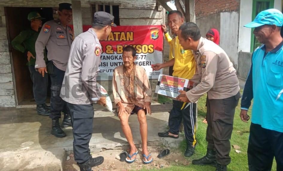 Polisi Gelar Baksos, Beri Bantuan Pada Lansia di Seputih Surabaya