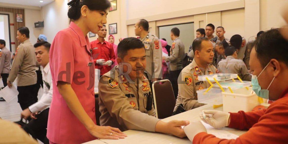 Polisi Gelar Bhakti Kesehatan Donor Darah dalam Rangka Hari Bhayangkara ke-77