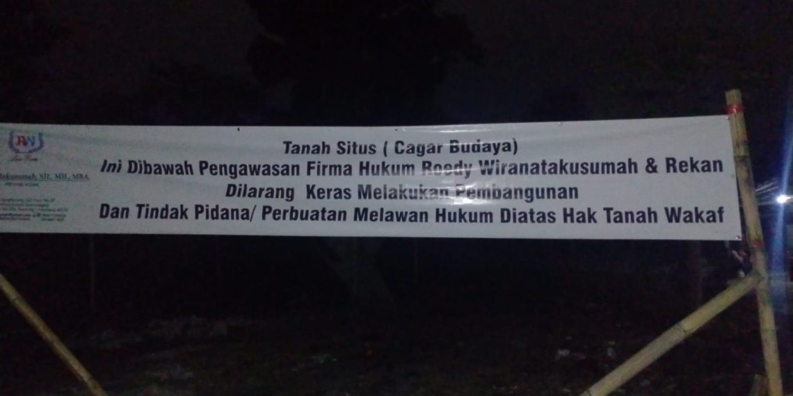 Tim Kuasa Hukum Keturunan Bupati Bandung Ke-2 Pasang Plang di Makam Astana Kalong Garut