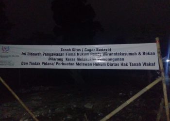 Tim Kuasa Hukum Keturunan Bupati Bandung Ke-2 Pasang Plang di Makam Astana Kalong Garut