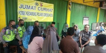 Melalui Giat “JUM’AT CURHAT” Kapolsek Kedawung Berdialog Dengan Warga