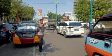 Ciptakan Kamseltibcar, Personel  Polsek Utbar Lakukan Pengaturan Lantas