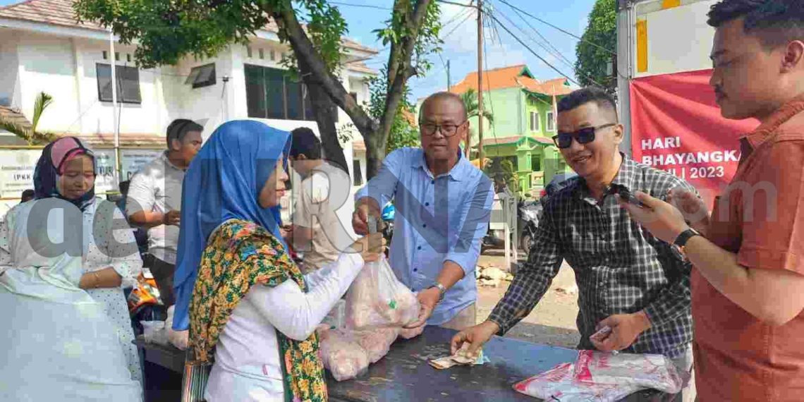 Sambut HUT Bhayangkara ke-77, Polres Karawang Gelar Pasar Murah