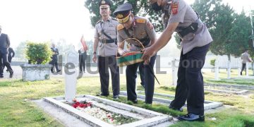 Upacara Ziarah Rombongan dan Tabur Bunga Dalam Rangka Peringatan Hari Bhayangkara ke-77 Tahun 2023