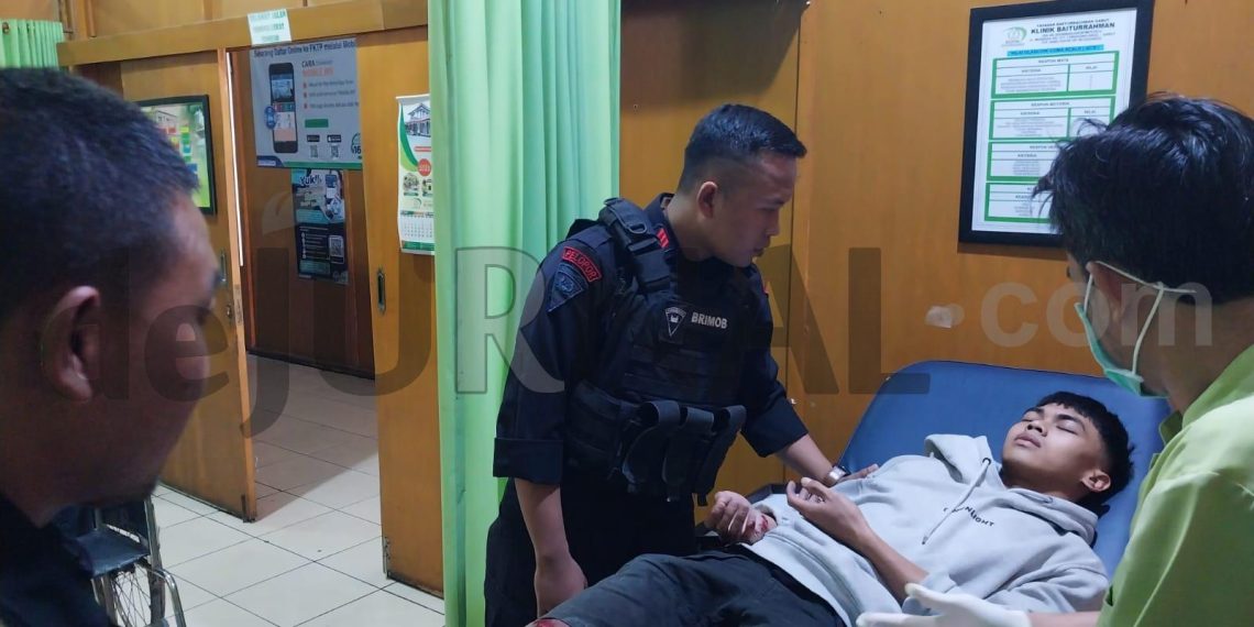 Sigap ! Personel Sat Brimob Polda Jabar Bantu Masyarakat Yang Alami Kecelakaan di Depan Mako