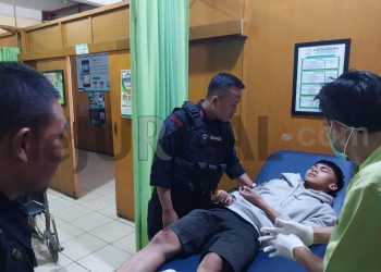Sigap ! Personel Sat Brimob Polda Jabar Bantu Masyarakat Yang Alami Kecelakaan di Depan Mako