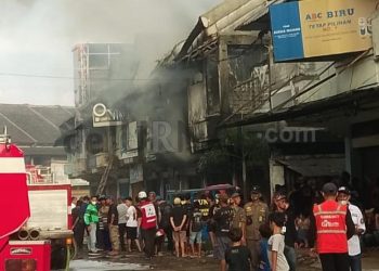 Pasar Induk Caringin Bandung Kebakaran, Belasan Damkar Diturunkan Padamkan Api