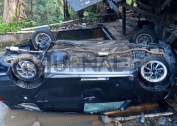 Sebuah Minibus Terperosok Ke Kolam Pabrik Aci di Kalapanunggal, Mobil Terbalik Ringsek