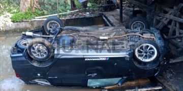 Sebuah Minibus Terperosok Ke Kolam Pabrik Aci di Kalapanunggal, Mobil Terbalik Ringsek