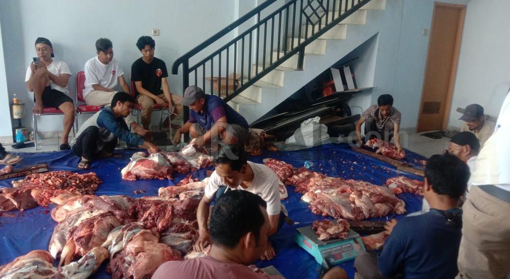 DPC Partai Gerindra Garut Potong Hewan Qurban Dua Ekor Sapi