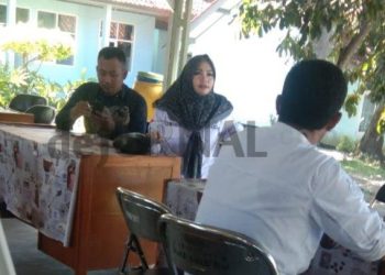 Kades Gunamekar (berkerudung) saat berada di Kantin Sederhana DWP DMPD Kabupaten Garut, Rabu (31/5/2023)