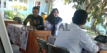 Kades Gunamekar (berkerudung) saat berada di Kantin Sederhana DWP DMPD Kabupaten Garut, Rabu (31/5/2023)