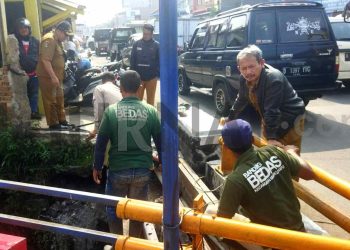 Dianggap Menghambat Aliran Sungai Cikahyangan, Besi WF Penyangga Jembatan Marsel Dipotong