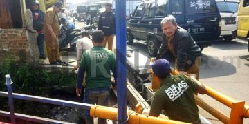 Dianggap Menghambat Aliran Sungai Cikahyangan, Besi WF Penyangga Jembatan Marsel Dipotong