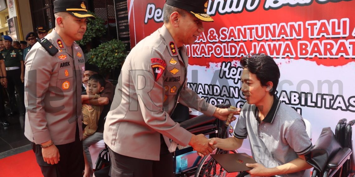 Kapolda Jabar Berikan Kursi Roda dan Tali Asih Kepada Penyandang Disabilitas di Polres Cirebon Kota