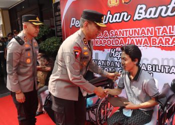 Kapolda Jabar Berikan Kursi Roda dan Tali Asih Kepada Penyandang Disabilitas di Polres Cirebon Kota