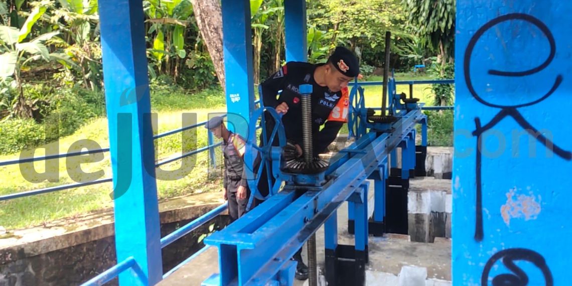 Langsung Turun Kelapangan, Tim Sar Sat Brimob Polda Jabar Cek Pintu Saluran Air di Cirebon