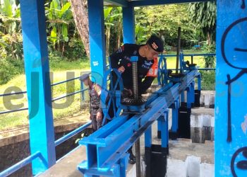 Langsung Turun Kelapangan, Tim Sar Sat Brimob Polda Jabar Cek Pintu Saluran Air di Cirebon