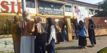 Tepati Janji! Puluhan Emak Emak Geruduk SMAN 1 Margaasih Pertanyakan PPDB Sistem Zonasi