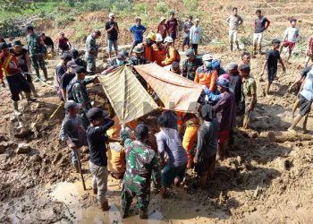 Polisi Bersama Tim Sar Berhasil Temukan Korban Tanah Longsor