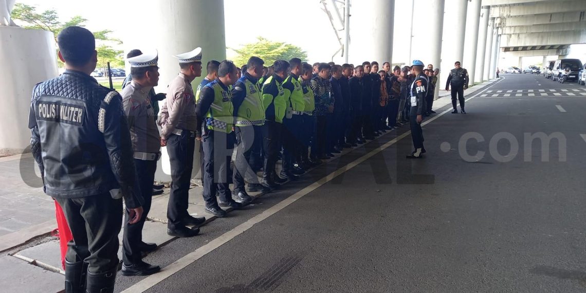 Polisi Melaksanakan Pengamanan Kedatangan Presiden RI di BIJB Kertajati