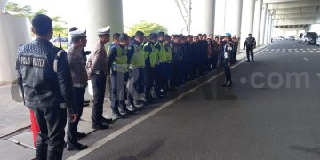 Polisi Melaksanakan Pengamanan Kedatangan Presiden RI di BIJB Kertajati