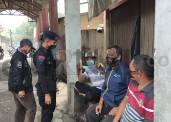 Anggota Sat Brimob Polda Jabar Jaga Kamtibmas dan Himbau Tukang Ojeg Pangkalan Untuk Disiplin Berlalu Lintas
