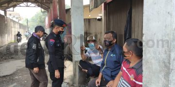 Anggota Sat Brimob Polda Jabar Jaga Kamtibmas dan Himbau Tukang Ojeg Pangkalan Untuk Disiplin Berlalu Lintas