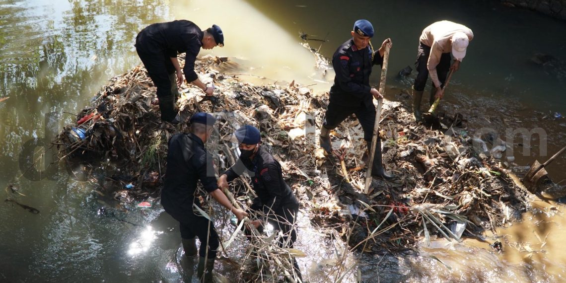 Satuan Brimob Polda Jabar Bersama Mahasiswa dan Masyarakat Melakukan Kerja Bakti