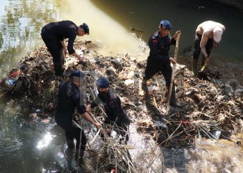 Satuan Brimob Polda Jabar Bersama Mahasiswa dan Masyarakat Melakukan Kerja Bakti