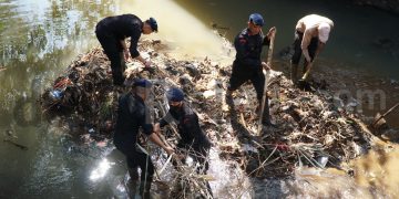 Satuan Brimob Polda Jabar Bersama Mahasiswa dan Masyarakat Melakukan Kerja Bakti