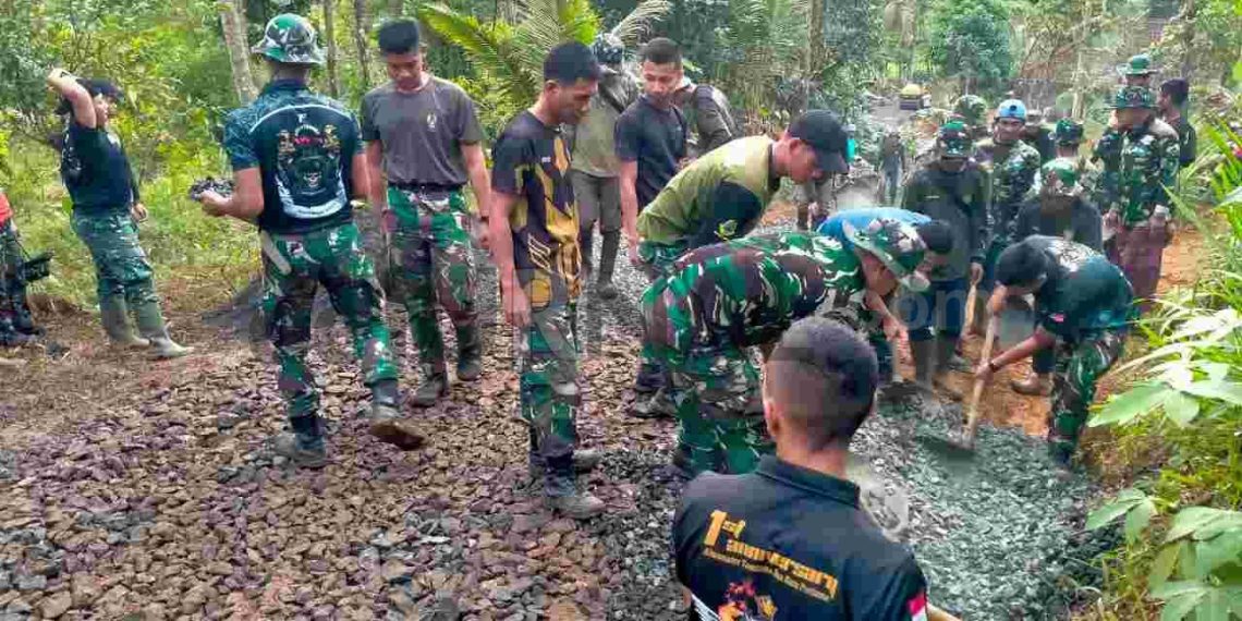 TMMD Sukabumi, TNI Bahu Membahu Gotong Royong Bangun Jalan Rusak di Desa Mekarjaya