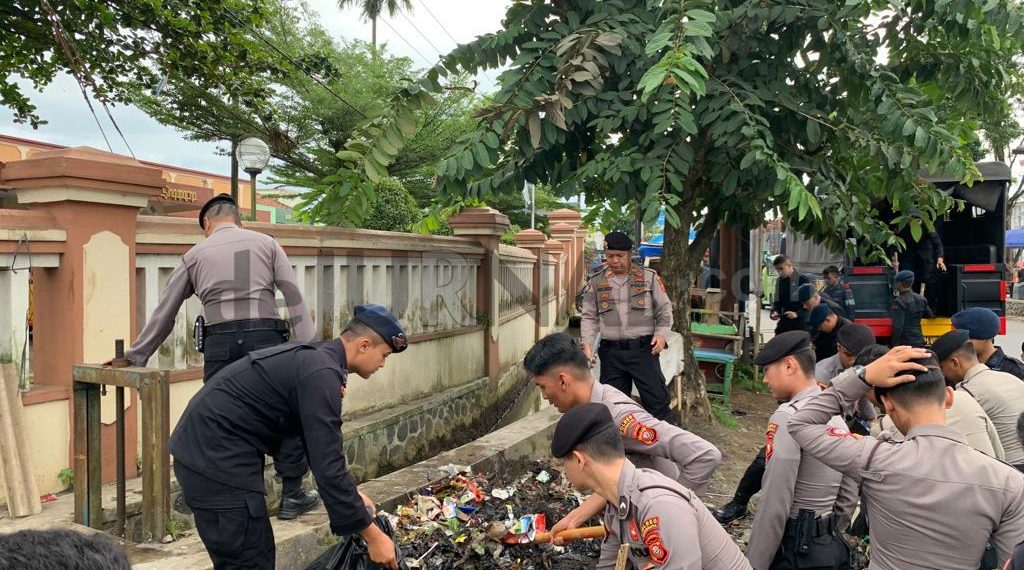 Peduli Lingkungan Sat Brimob Polda Jabar Membersihkan Sampah