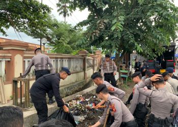 Peduli Lingkungan Sat Brimob Polda Jabar Membersihkan Sampah