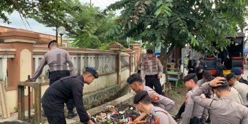 Peduli Lingkungan Sat Brimob Polda Jabar Membersihkan Sampah