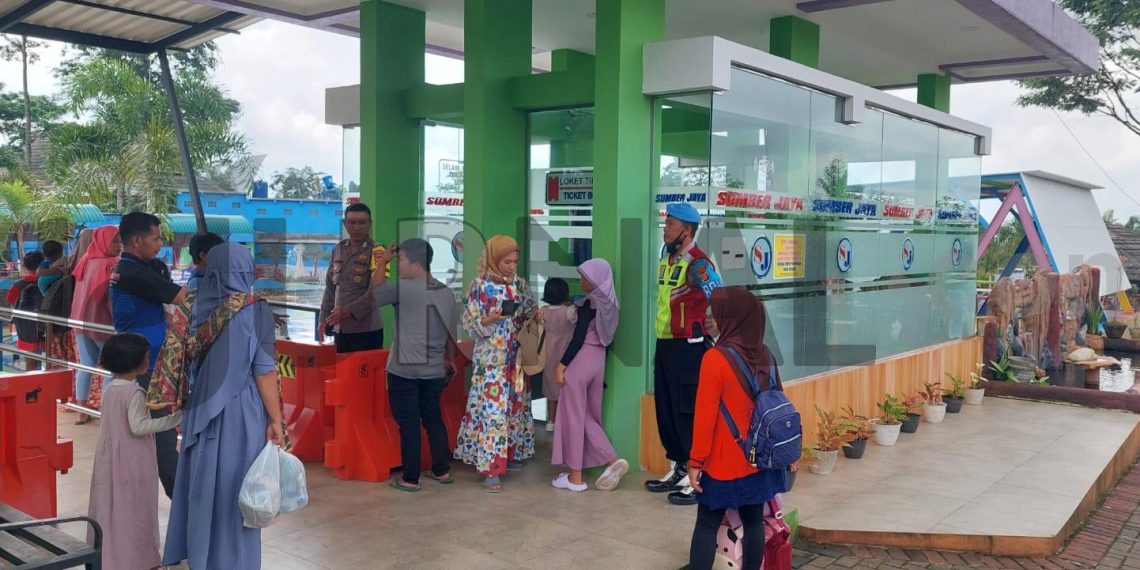Berikan Rasa Aman, Polisi Patroli di Obyek Wisata Waterboom Sumberjaya Cipaku