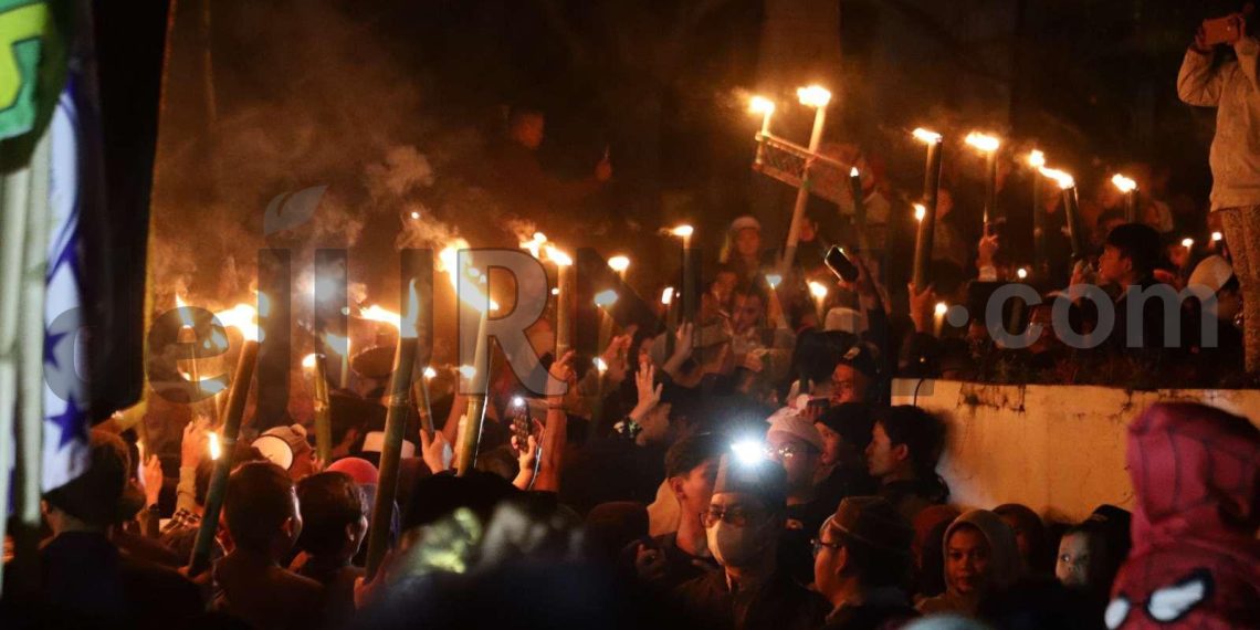 Sambut Tahun Baru 1445 Hijriyah, Ribuan Warga Pawai Obor Kelilingi Kantor Pemda Bandung