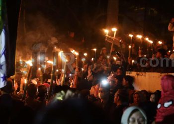 Sambut Tahun Baru 1445 Hijriyah, Ribuan Warga Pawai Obor Kelilingi Kantor Pemda Bandung