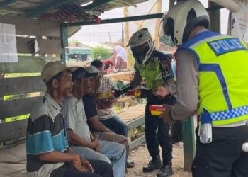Semarak Jum’at Berkah Dari Polisi, Bagikan Nasi Kotak
