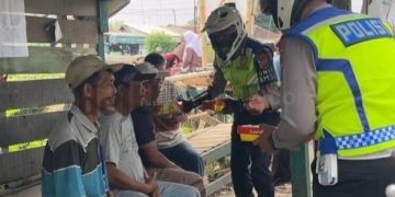 Semarak Jum’at Berkah Dari Polisi, Bagikan Nasi Kotak