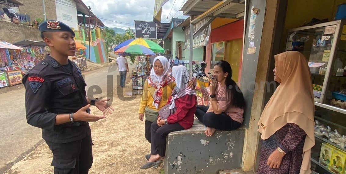Patroli Harkamtibmas, Sat Brimob Polda Jabar Beri Himbauan Kamtibmas Kepada Masyarakat Desa Bojong Loa