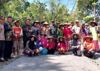 Antusias, Emak-Emak Bercaping Mekarjaya Ikut Kerja Bakti Bersama TNI Perbaiki Jalan Rusak Sudah 15 Tahun