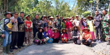 Antusias, Emak-Emak Bercaping Mekarjaya Ikut Kerja Bakti Bersama TNI Perbaiki Jalan Rusak Sudah 15 Tahun