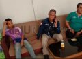 Muhammad Agung (kiri) saat di Kantor Kecamatan Banyuresmi bersama salah satu jurnalis dan Sekcam Banyuresmi (kanan), Rabu (26/7/2023). (Foto : Rachman Esha/dejurnal.com)