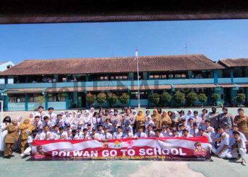 Polwan Polda Jabar Go To School, Ingatkan Pelajar Bijak Bermedsos Dalam Rangka Hari Jadi Polwan Ke 75 Tahun 2023