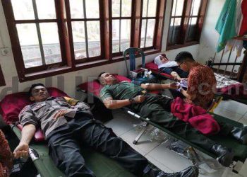 Polisi Donor Darah di Balai Desa Gegempalan