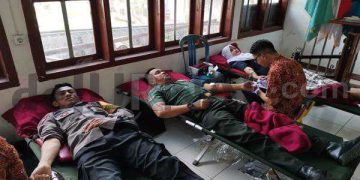 Polisi Donor Darah di Balai Desa Gegempalan