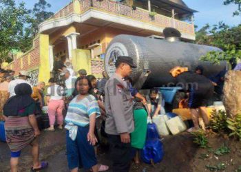 Polisi Salurkan Bantuan Air Bersih Di Musim Kemarau