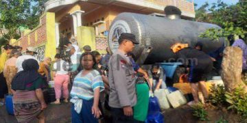 Polisi Salurkan Bantuan Air Bersih Di Musim Kemarau