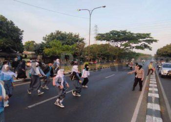 Polwan Polda Jabar Gatur Lalu Lintas dan Bagi – Bagi Sembako Dalam Rangka Menyambut HUT Polwan Ke 75